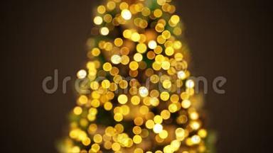 美丽的金色新年树灯闪烁在离焦的BlurBokeh。 问候背景无缝三维动画。 <strong>祝你快乐</strong>
